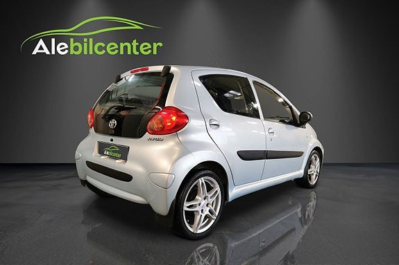 Vehicle Image 5