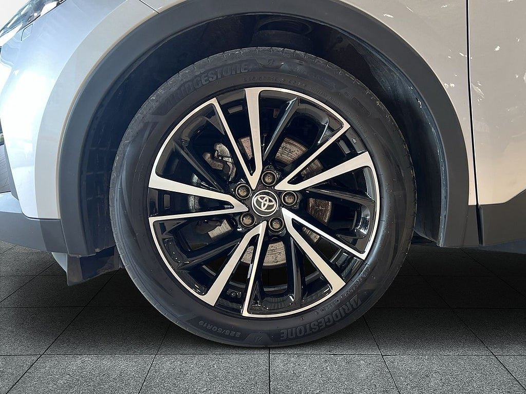 Vehicle Image 16
