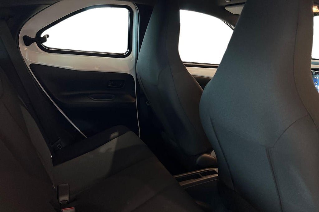 Vehicle Image 9