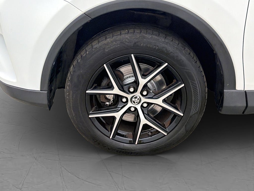 Vehicle Image 25