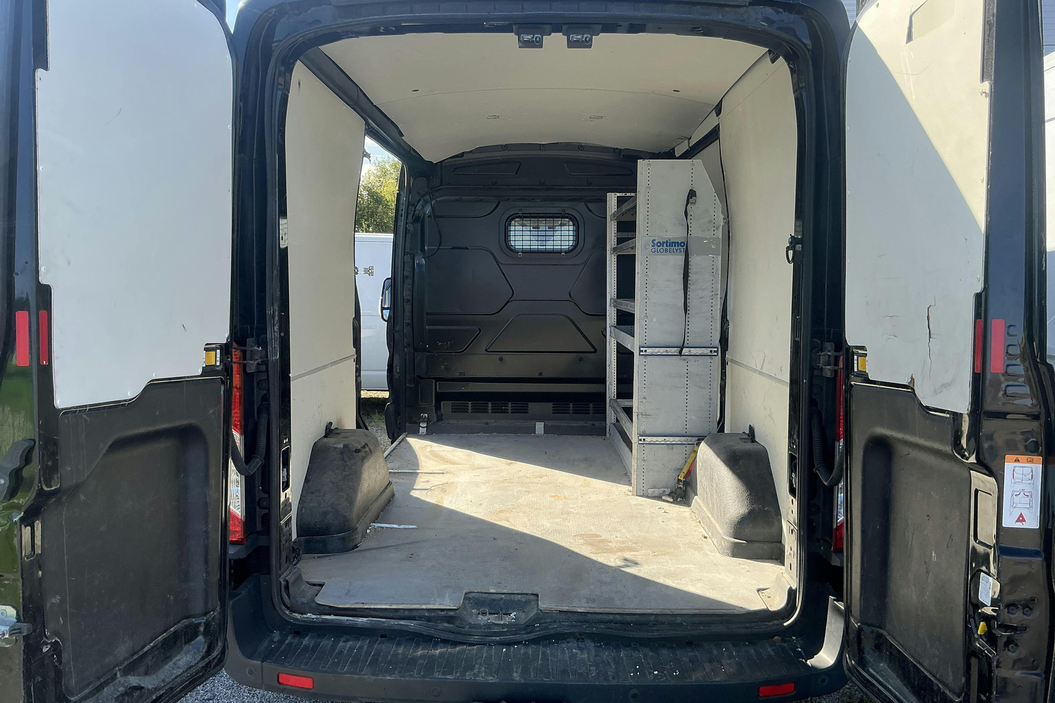 Vehicle Image 9