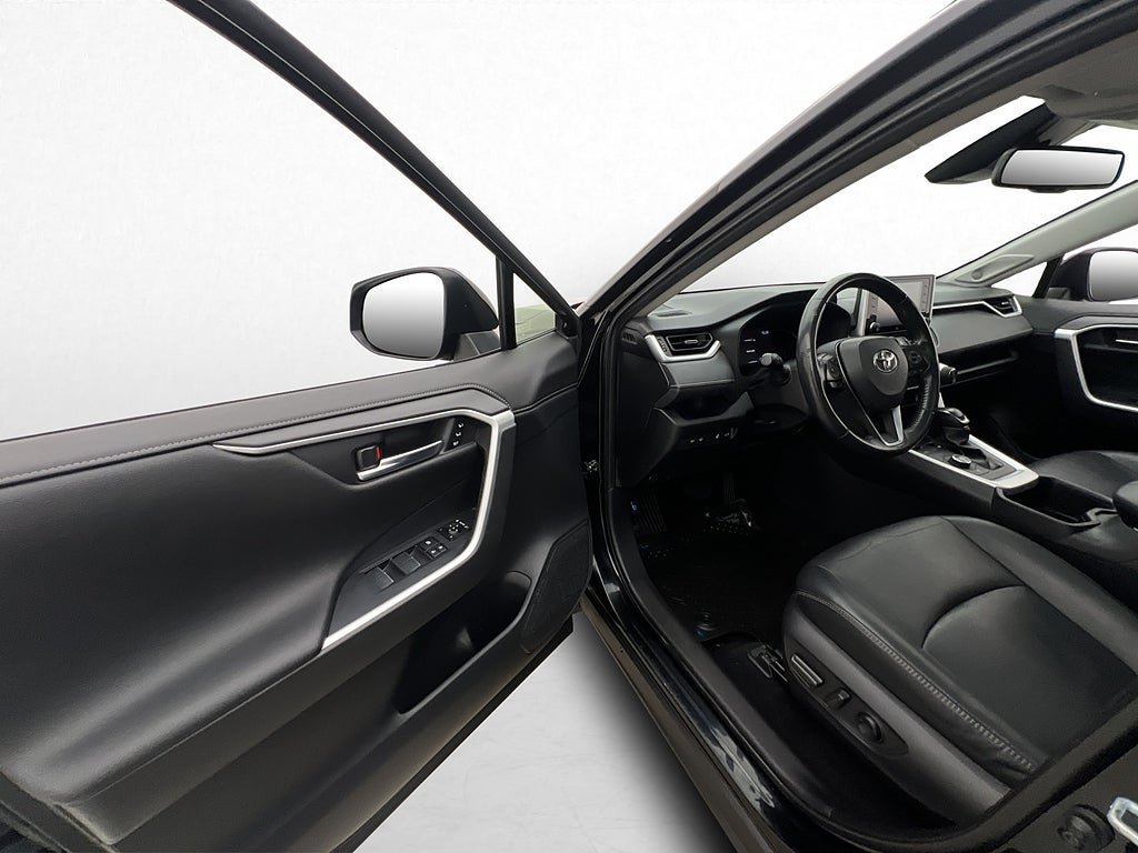 Vehicle Image 12