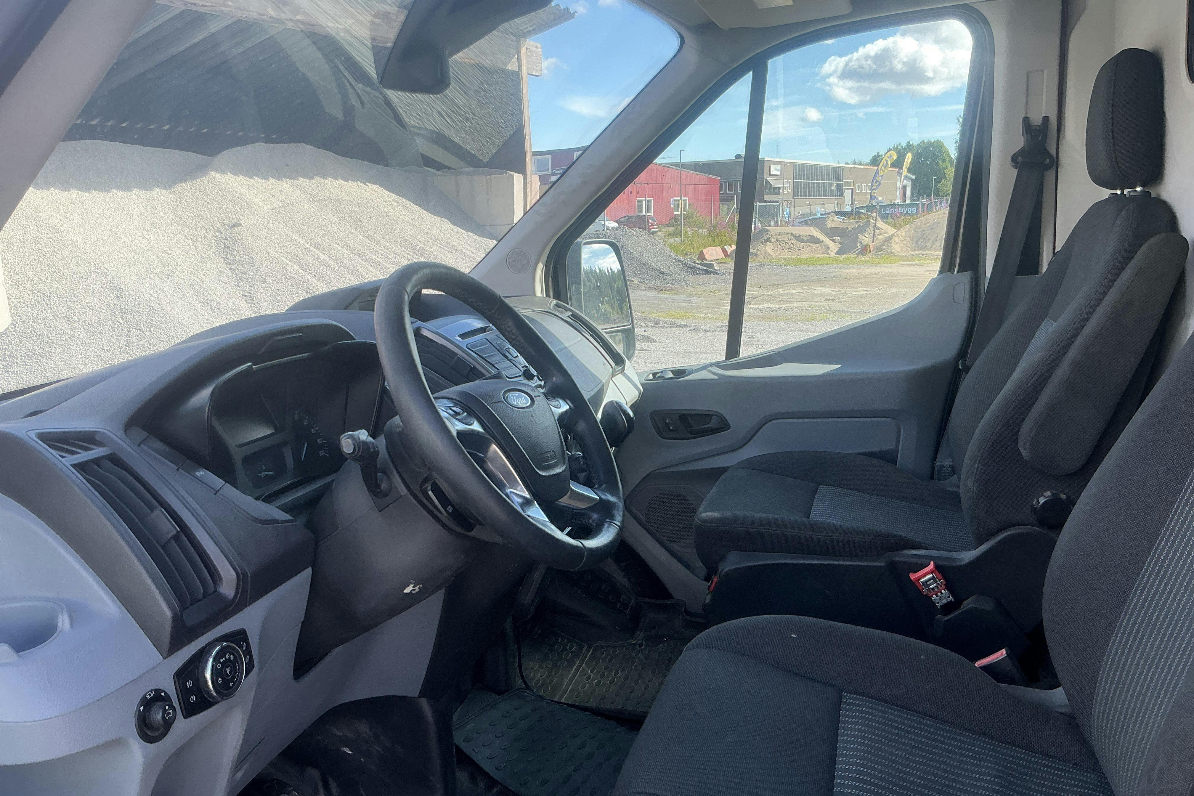 Vehicle Image 16