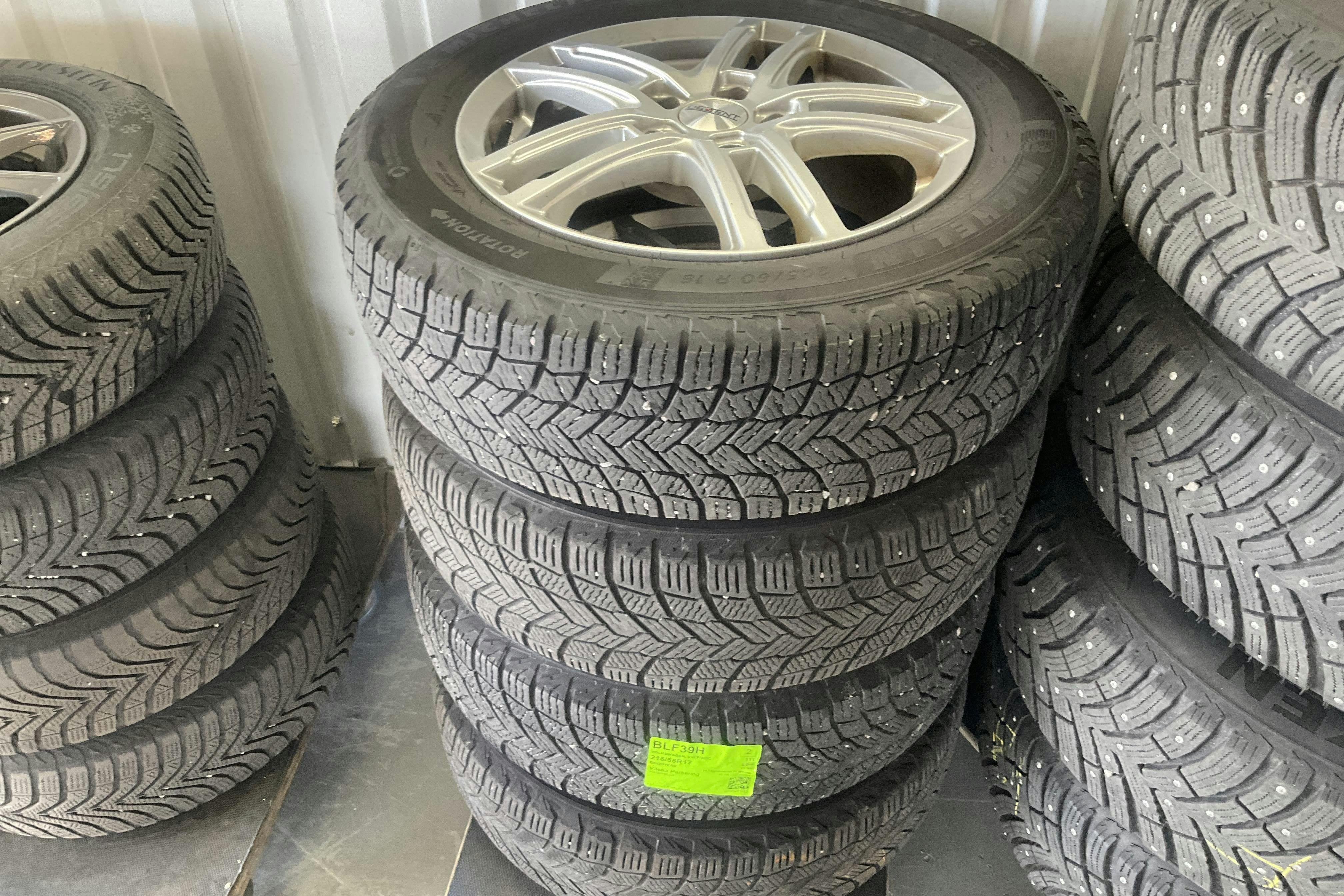 Vehicle Image 12