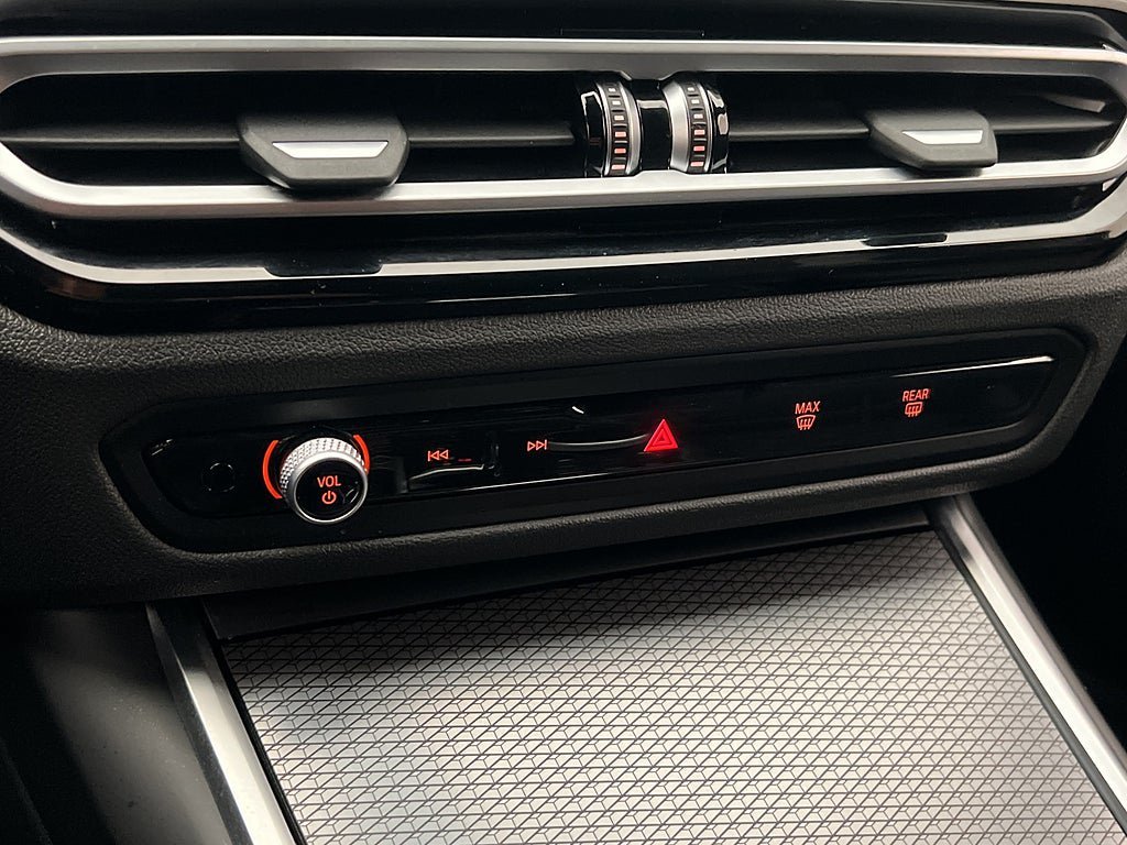 Vehicle Image 24