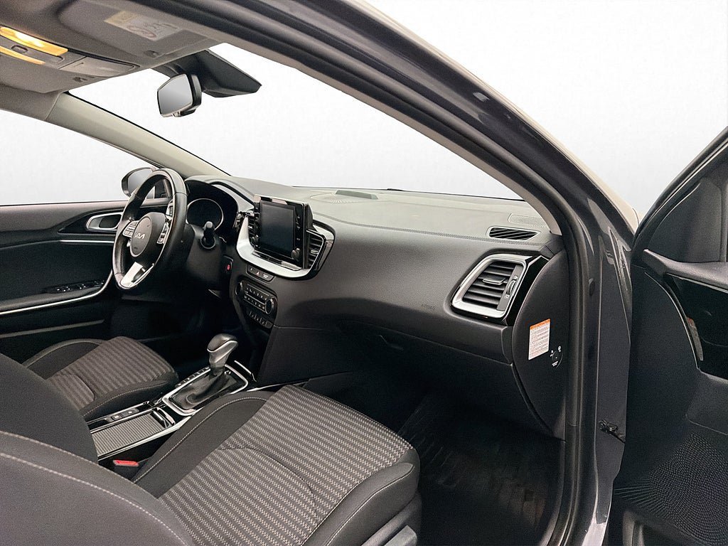 Vehicle Image 25