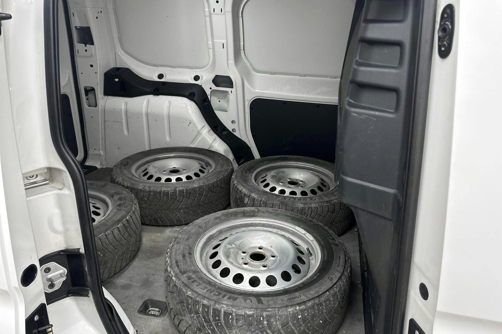 Vehicle Image 8