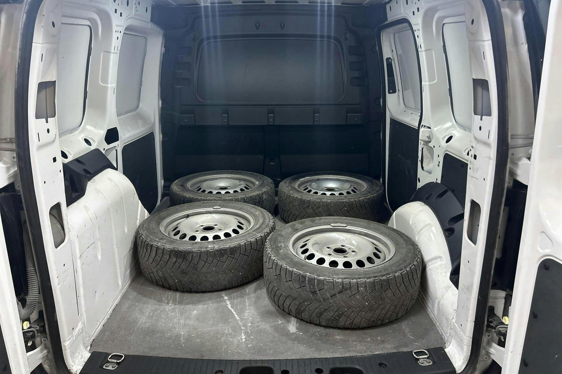 Vehicle Image 9