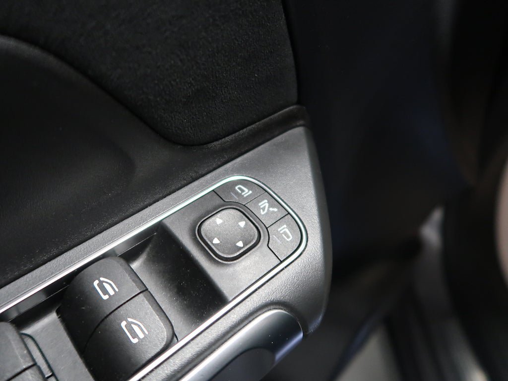 Vehicle Image 32