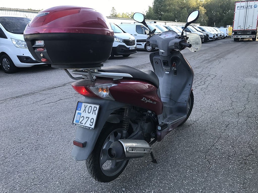 Vehicle Image 4