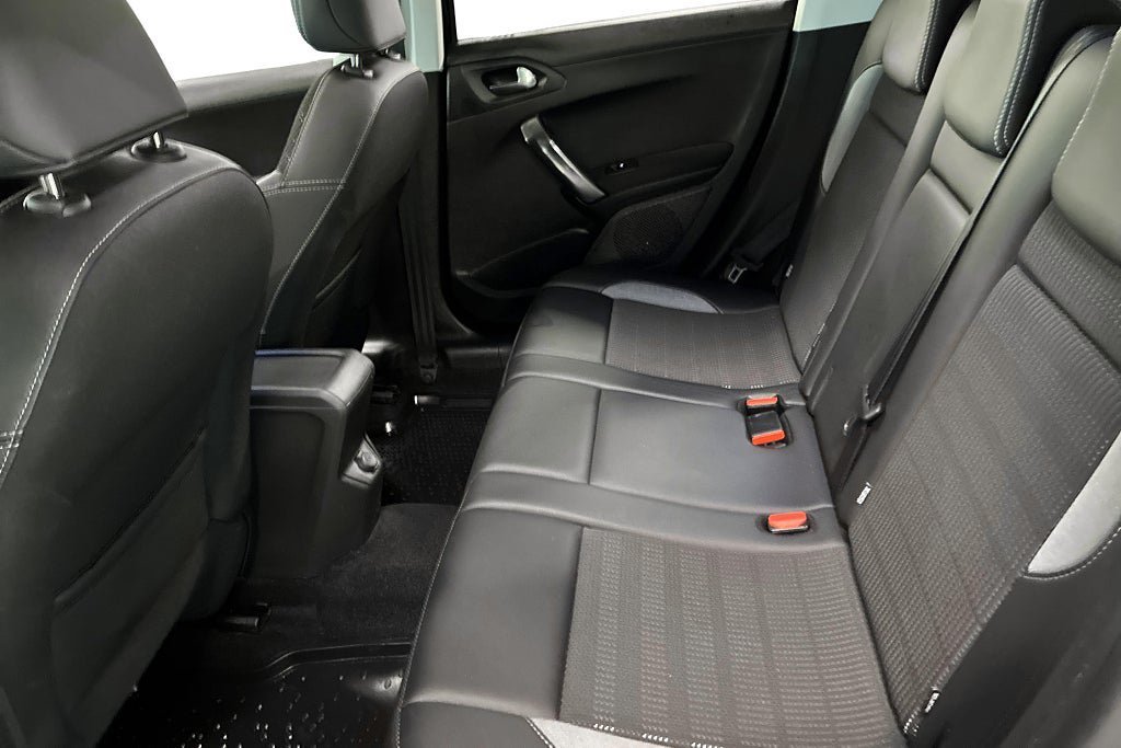 Vehicle Image 16