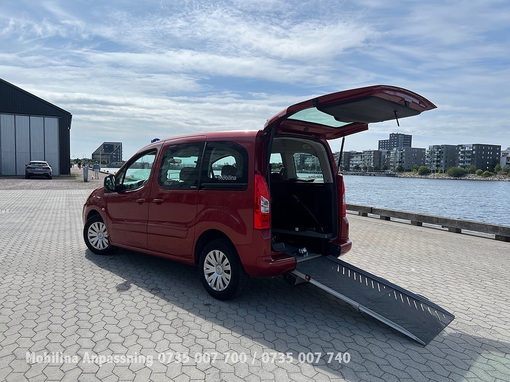 Vehicle Image 16