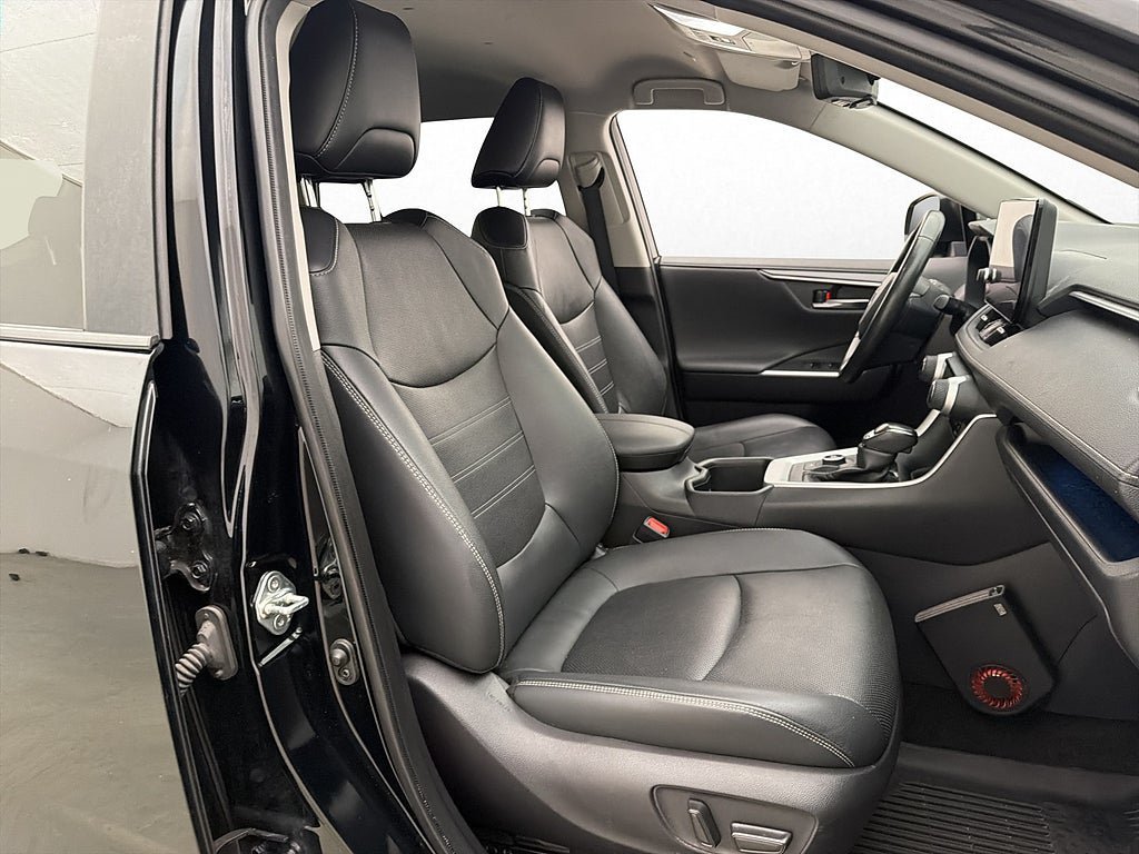 Vehicle Image 25