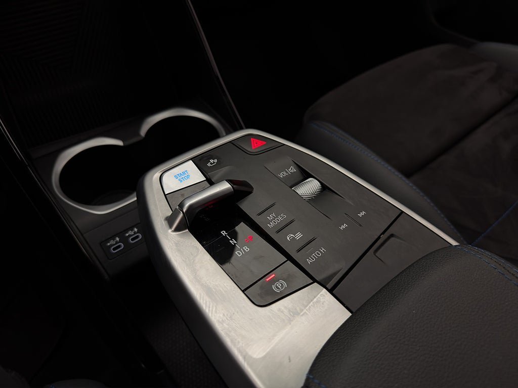 Vehicle Image 25