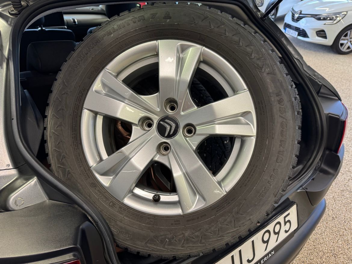Vehicle Image 12