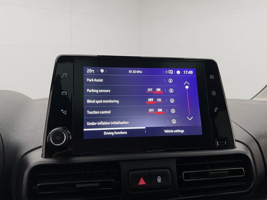 Vehicle Image 25