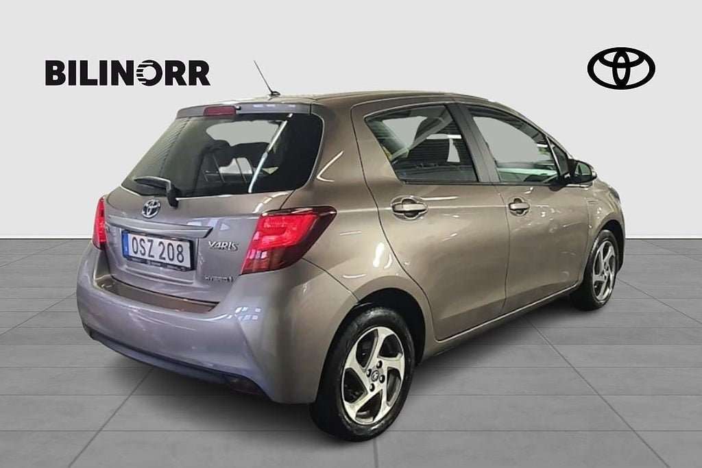 Vehicle Image 6