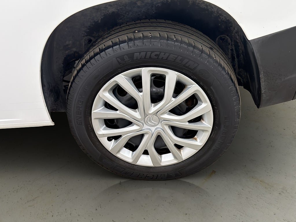 Vehicle Image 23