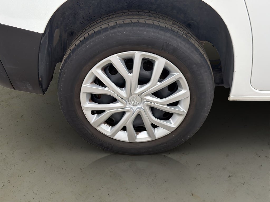 Vehicle Image 24