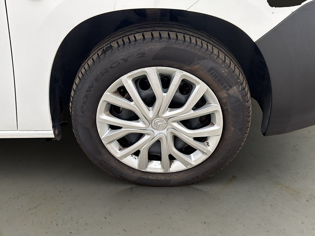 Vehicle Image 25