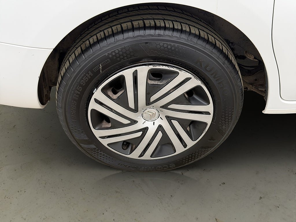 Vehicle Image 25