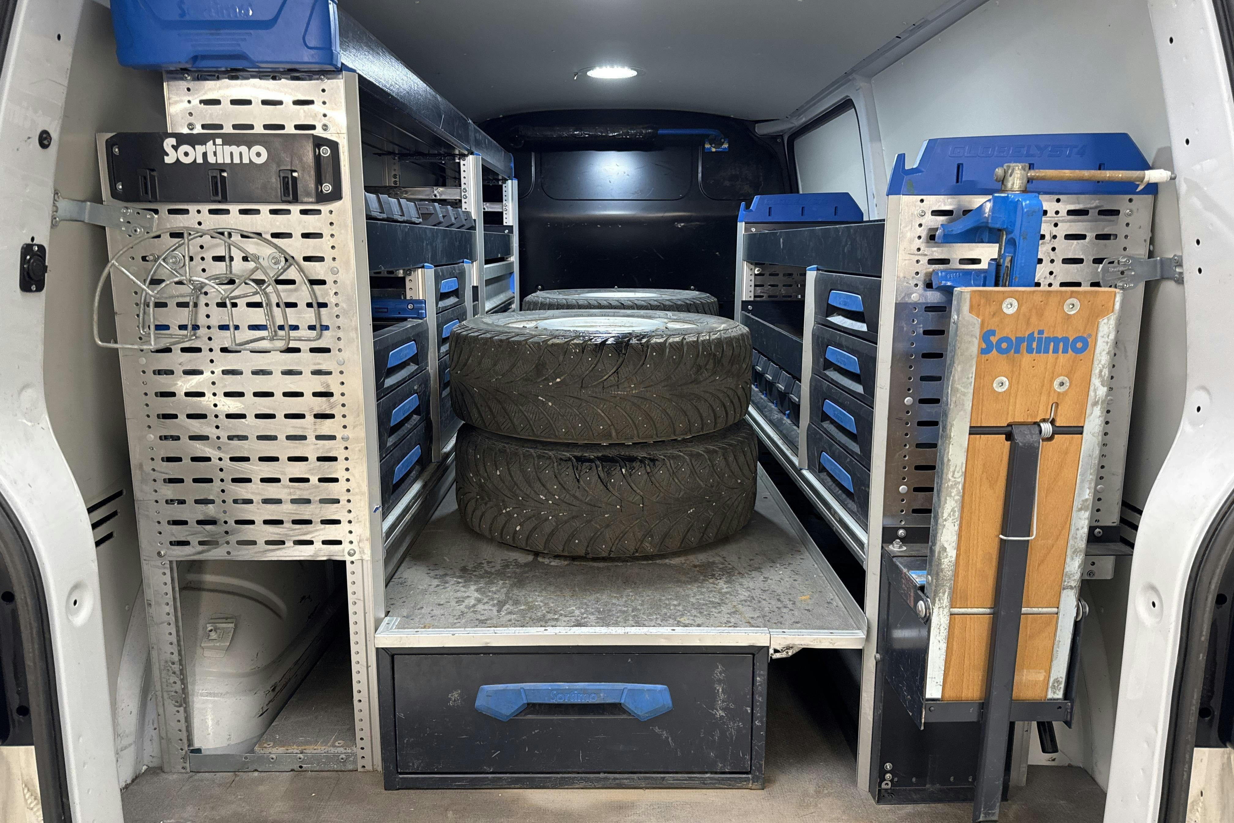 Vehicle Image 8