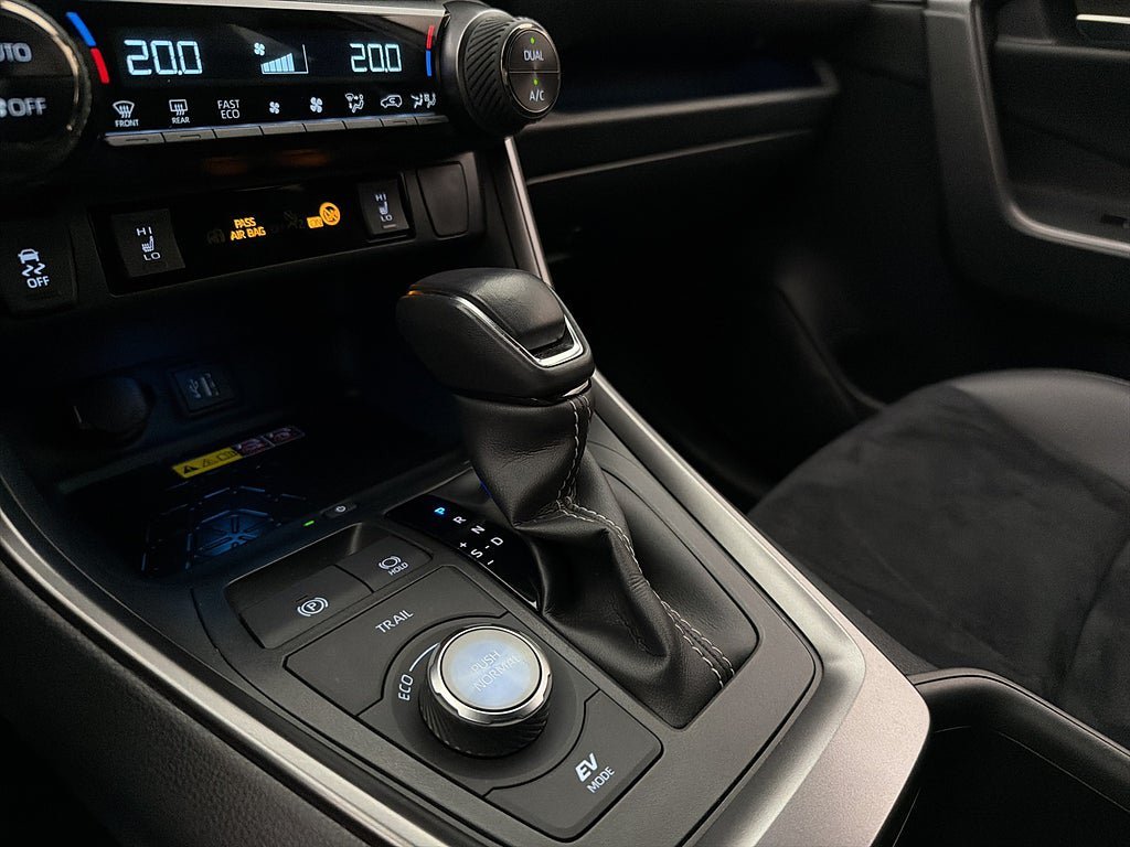 Vehicle Image 25