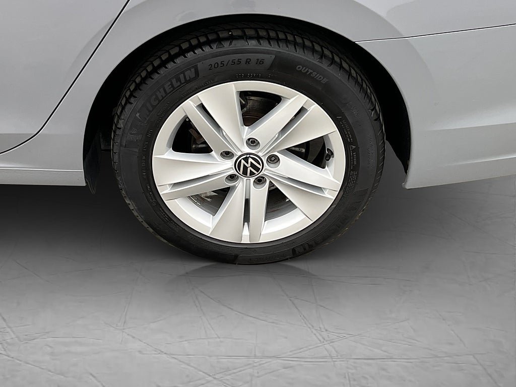 Vehicle Image 32