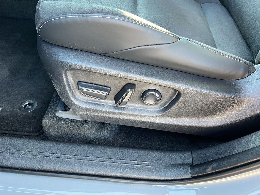 Vehicle Image 25