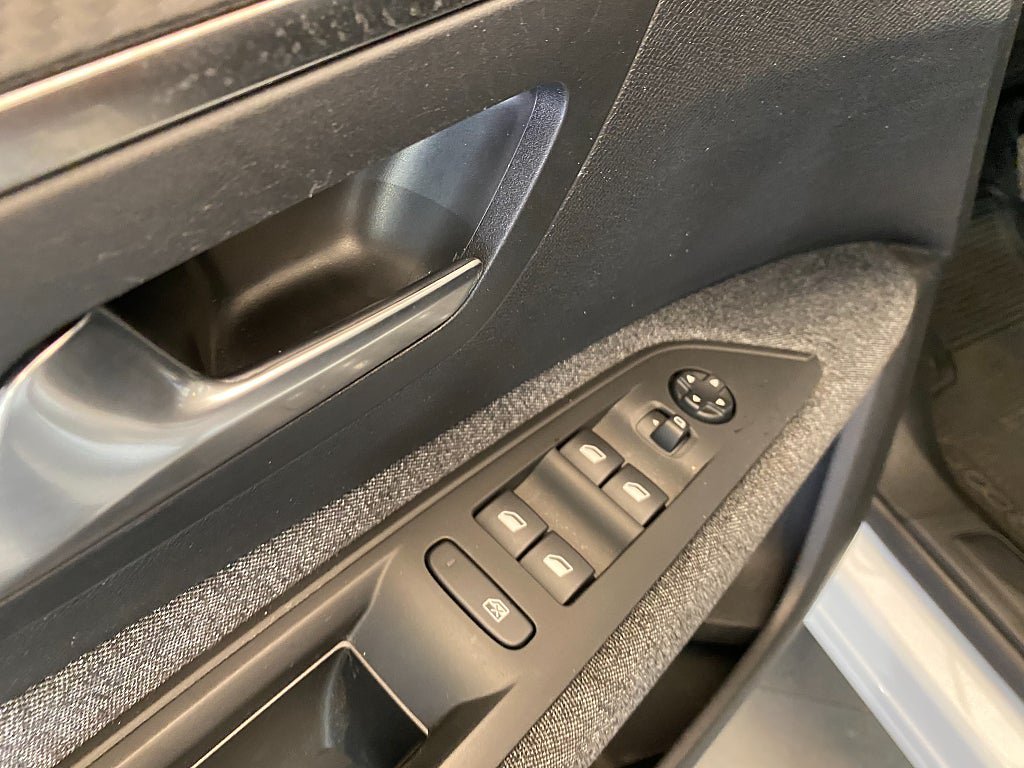 Vehicle Image 32