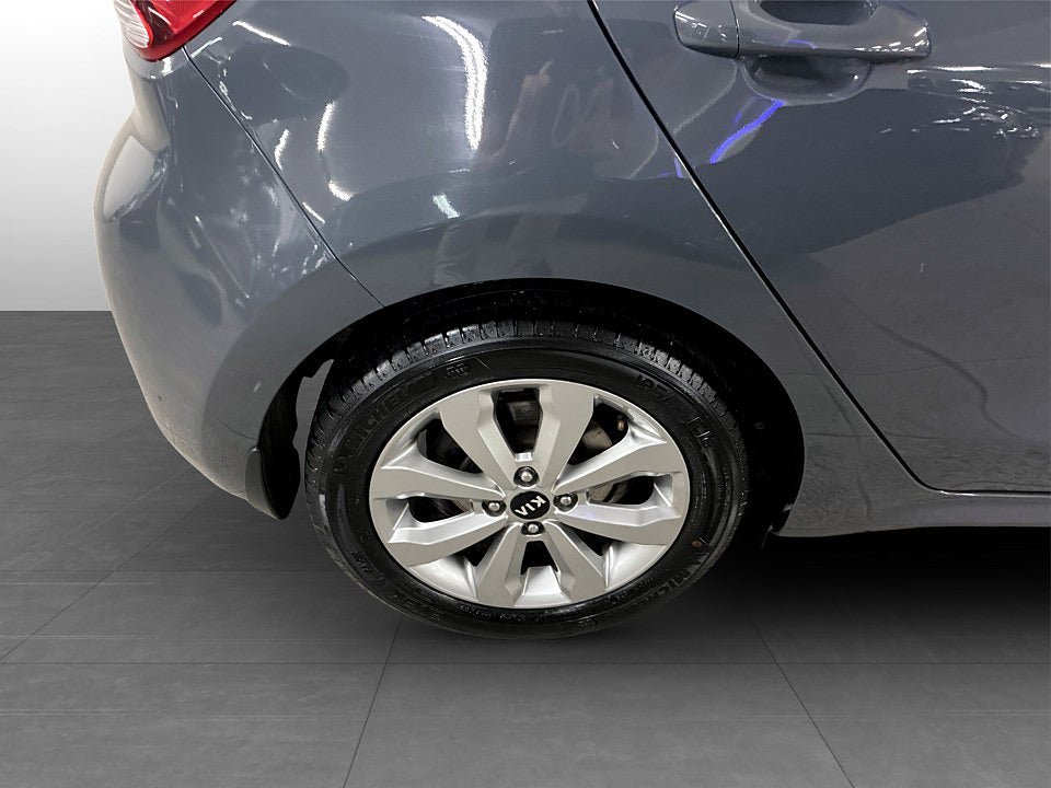 Vehicle Image 12