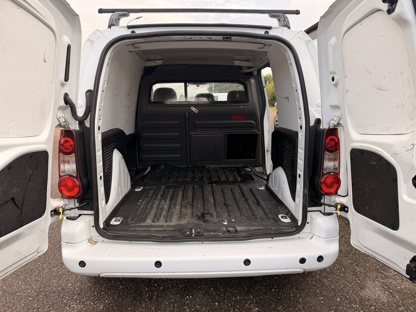 Vehicle Image 9