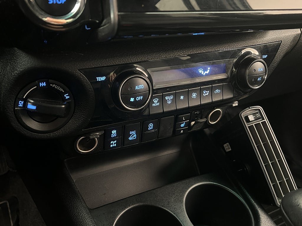 Vehicle Image 25