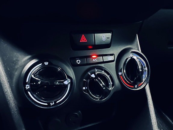 Vehicle Image 24