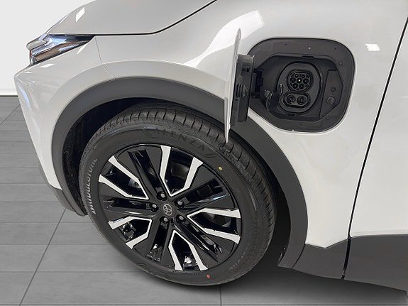 Vehicle Image 16