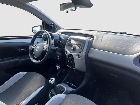 Vehicle Image 8