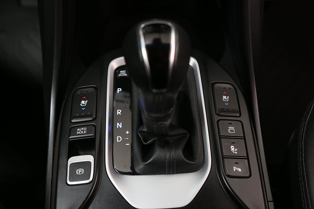 Vehicle Image 25