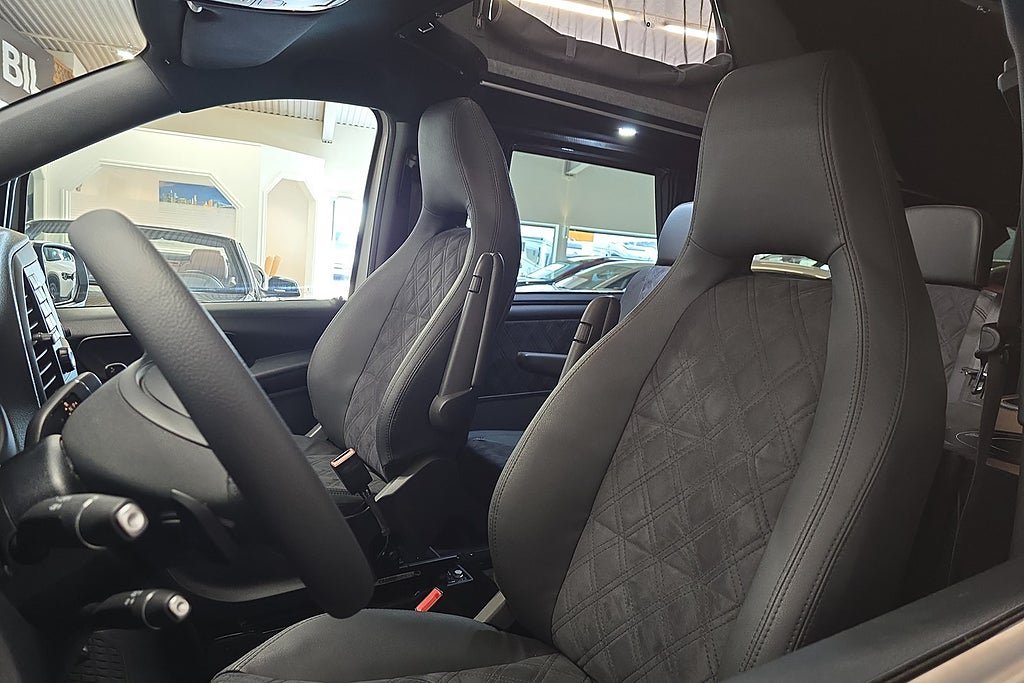 Vehicle Image 32