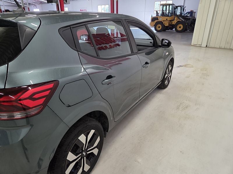 Vehicle Image 6