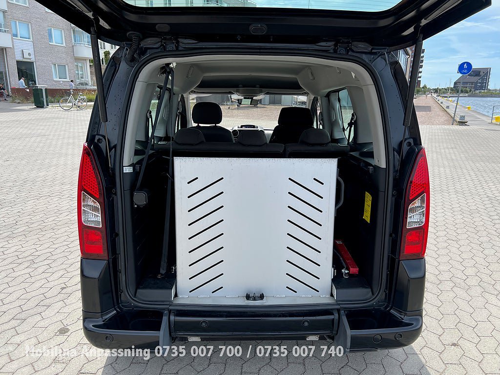Vehicle Image 16