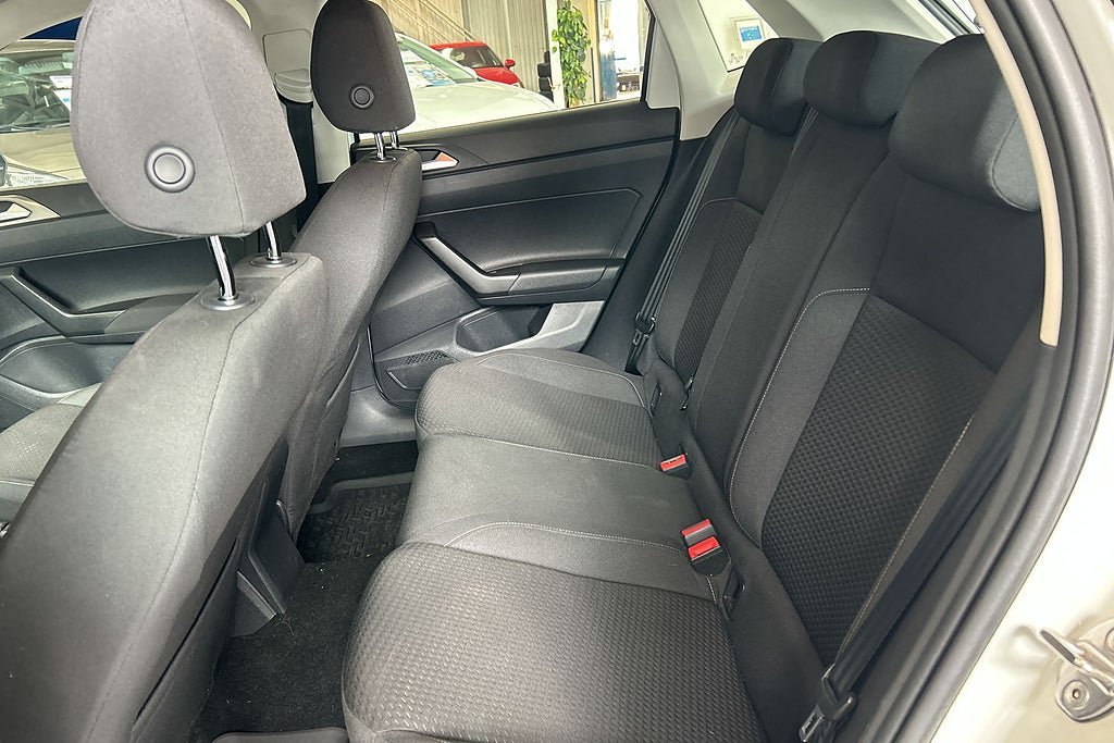 Vehicle Image 25