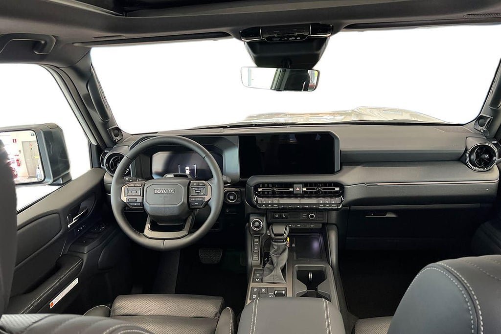 Vehicle Image 10