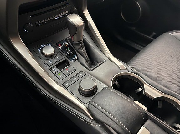 Vehicle Image 24