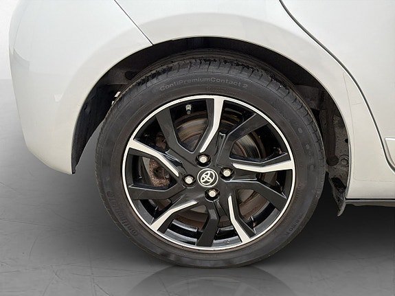 Vehicle Image 25