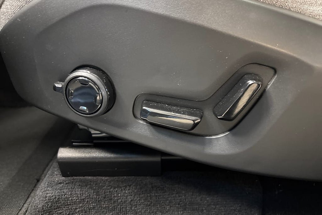 Vehicle Image 25