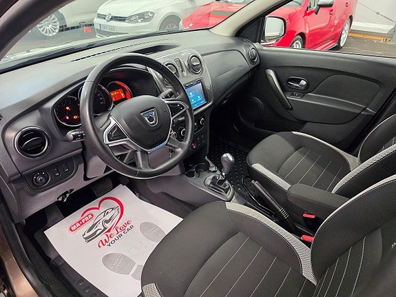 Vehicle Image 12
