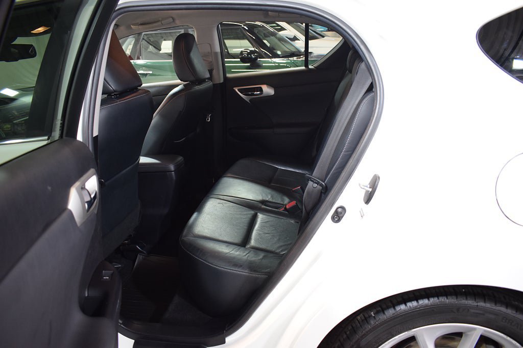 Vehicle Image 12