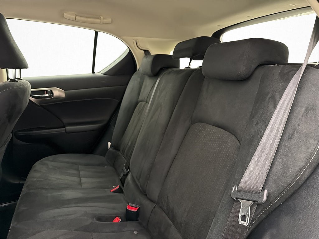 Vehicle Image 25