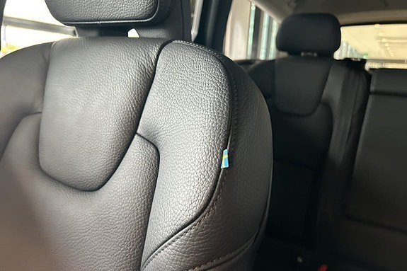 Vehicle Image 25