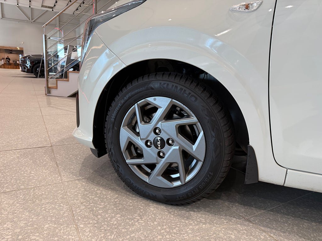 Vehicle Image 8